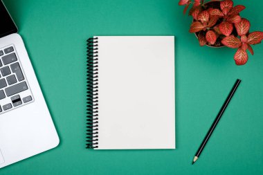 Dizüstü bilgisayar ve boş not defteri en az çalışma alanı