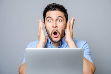 Dizüstü bilgisayar ile hayrete adam portresi