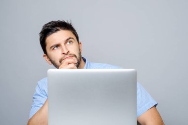 Laptop çalışma ciddi konsantre adam portresi