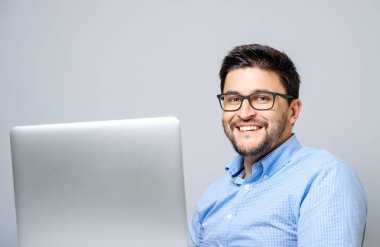 Mutlu adam gri izole dizüstü bilgisayar ile