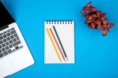 Modern ofis resepsiyon masası dizüstü bilgisayar ve boş defter sayfası