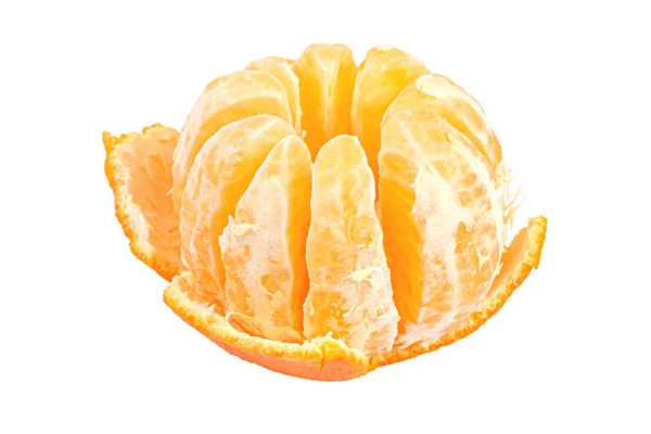 Mandarina madura pelada aislada en blanco — Foto de Stock