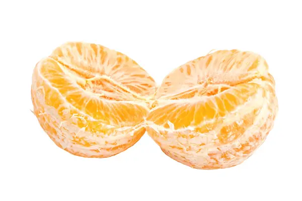 Mandarina madura pelada aislada en blanco — Foto de Stock