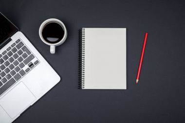 Dizüstü bilgisayar ve boş not defteri en az çalışma alanı