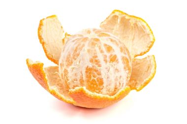 Beyaz izole soyulmuş olgun mandarin