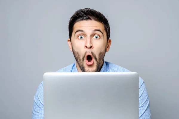 Retrato de homem surpreso com computador portátil — Fotografia de Stock