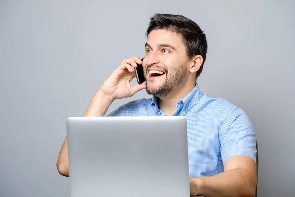 Hombre guapo vestido con camisa azul y hablando por celular — Foto de Stock