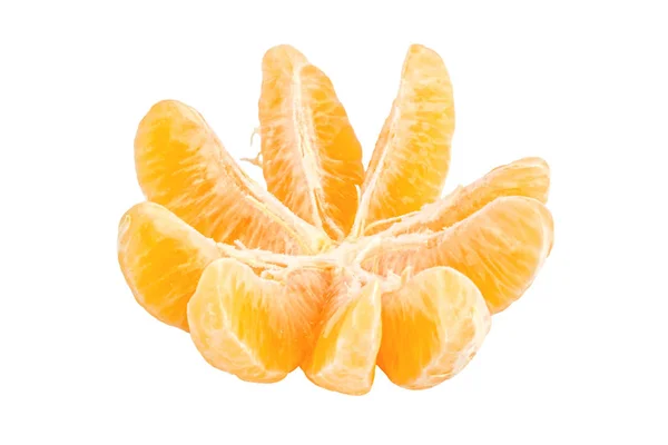 Mandarina madura pelada aislada en blanco — Foto de Stock