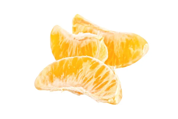 Pedaços de frutos de tangerina descascados isolados — Fotografia de Stock