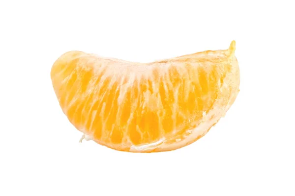 Pedaços de frutos de tangerina descascados isolados — Fotografia de Stock