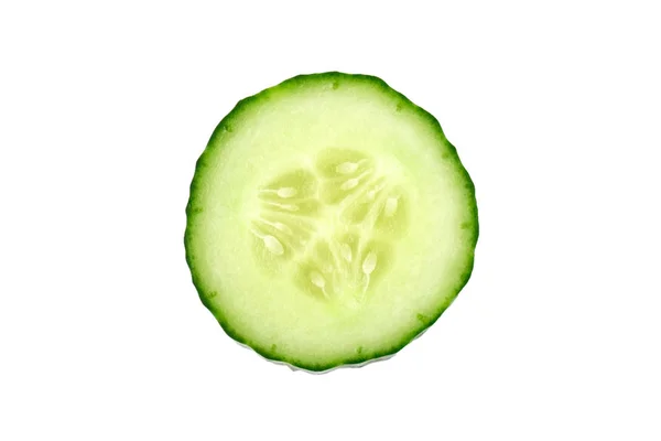 taze salatalık dilim üzerinde beyaz izole