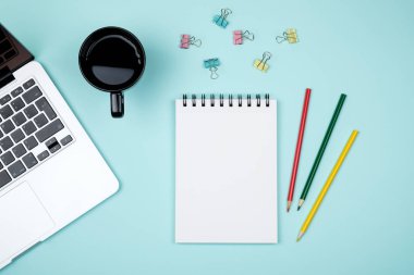 Renkli ofis resepsiyon masası ekipman ile