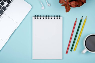 Dizüstü bilgisayar ve boş not defteri en az çalışma alanı