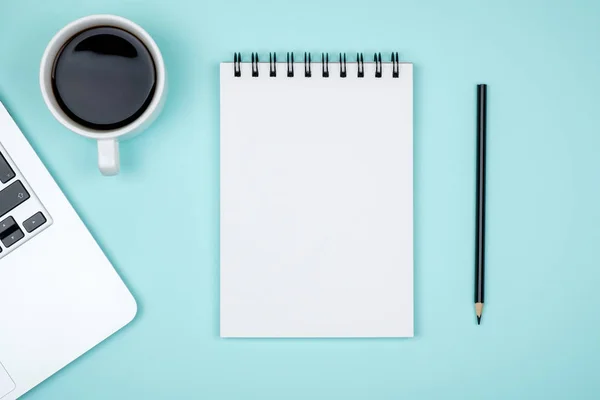 Lugar de trabajo mínimo con portátil y bloc de notas en blanco — Foto de Stock