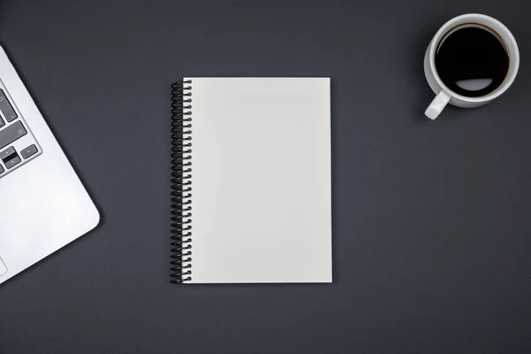 Designer íróasztal oldal üres jegyzetfüzet és laptop — Stock Fotó