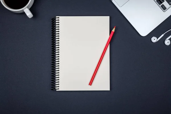 现代设计师办公桌子一页空白笔记本，lapt — 图库照片