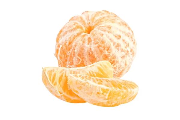 Mandarina madura pelada aislada en blanco — Foto de Stock