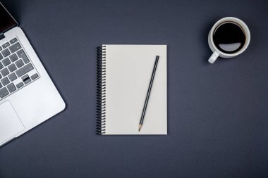 Modern ofis resepsiyon masası dizüstü bilgisayar ve boş defter sayfası