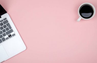 Ofis resepsiyon masası bilgisayar ile