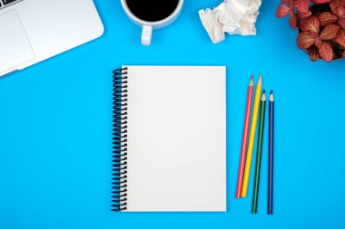 Modern ofis resepsiyon masası dizüstü bilgisayar ve boş defter sayfası