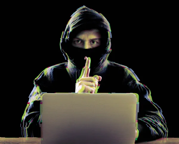 Hacker menggunakan laptop untuk mengatur serangan pada server perusahaan — Stok Foto