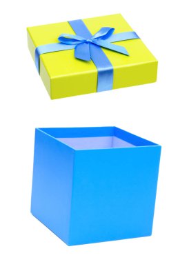 Mavi sarı hediye kutusu ile mavi kurdele ile izole
