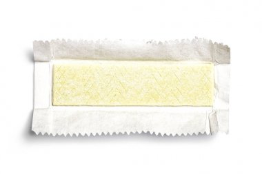 Beyaz arka plan üzerinde unwrapped sakız Üstten Görünüm