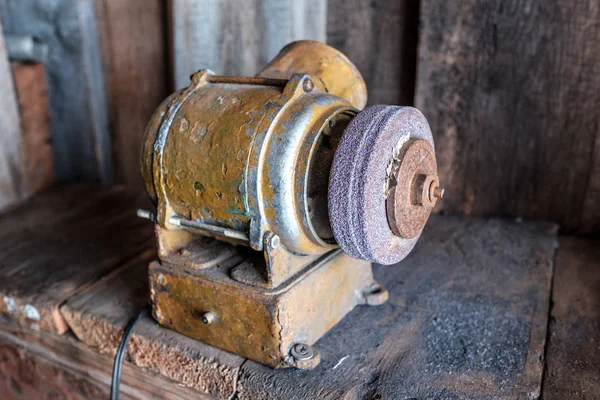 Alte Schleifmaschine mit Schleifscheibe in kleiner Fabrik — Stockfoto