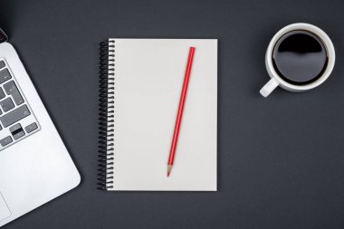 Dizüstü bilgisayar ve boş not defteri en az çalışma alanı