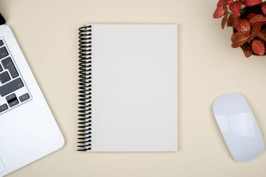 Boş yazı defteri renkli arka plan hakkında fikir edinmek için