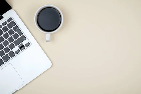 Ofis resepsiyon masası bilgisayar ile