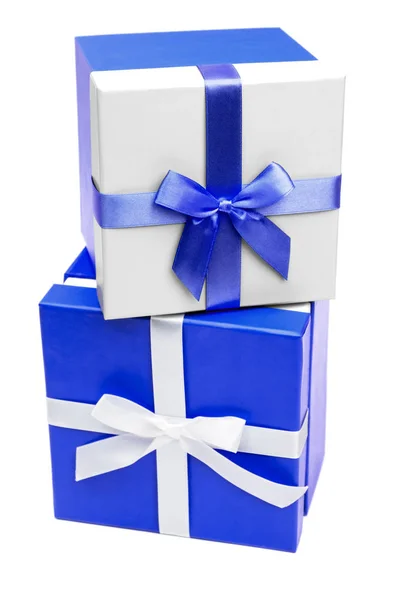 Дві синьо-білі подарункові коробки зі стрічкою — стокове фото