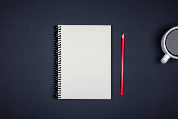 Leerer Schreibblock für Ideen auf farbigem Hintergrund — Stockfoto
