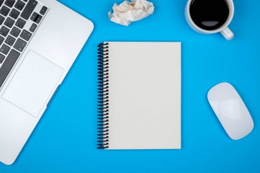 Dizüstü bilgisayar ve boş not defteri en az çalışma alanı