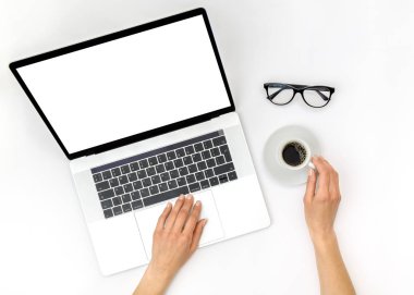 Merkez ofis çalışma alanı modeli. Boş ekranlı dizüstü bilgisayar, eller...