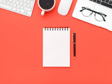 Boş defter sayfası olan beyaz tasarımcı ofis masası