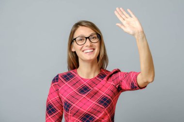 Genç ve güzel bir kadın merhaba diyor.