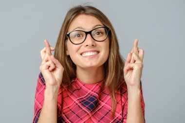 İlgi çekici bir kadın dua ediyor.