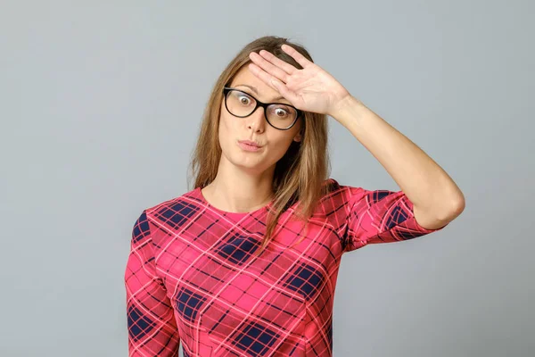 Retrato de mujer emotiva y divertida limpiando de sudor de la diarrea — Foto de Stock