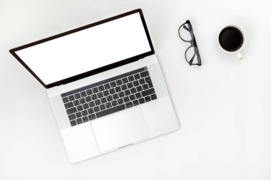 Beyaz masadaki izole ekran ile açılan dizüstü bilgisayar