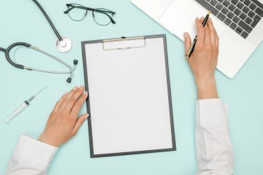 İş yerinde dizüstü bilgisayarla çalışan kadın doktor.