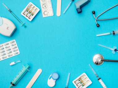 Stetoskop ve diğer ekipmanlarla doktor masasının üst görüntüsü