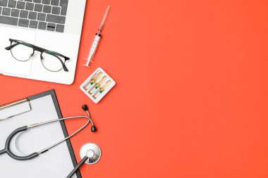 Bilgisayarlı doktor masasının üst görüntüsü
