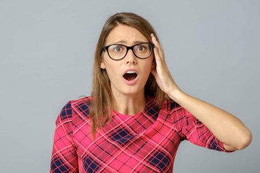 Dili tutulmuş, güzel, beyaz bir kadın.