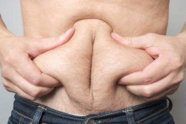 Adam ağırlığını kontrol ediyor.