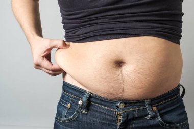 Adam ağırlığını kontrol ediyor.