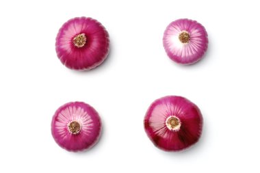 Beyaz arkaplanda kırmızı soğan izole edildi