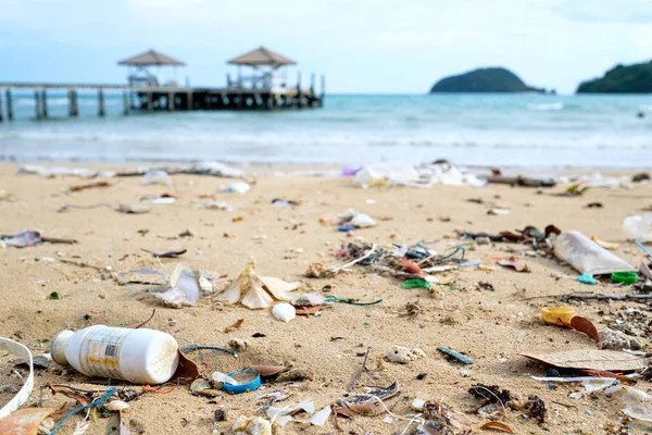 Plage en Thaïlande ruinée par la pollution plastique lourde — Photo