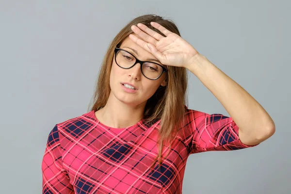 Beautiful woman looks stressful keeping hand on head — Stock Photo, Image