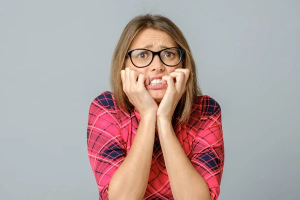 Portrét atraktivní vystrašené ustaraná žena, kousající nehty — Stock fotografie
